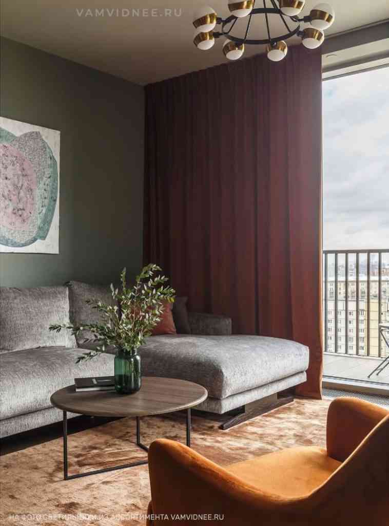 дизайн гостиной, рыжее кресло, светильник от vanvidnee.ru