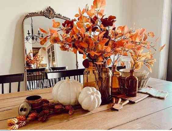 осенний декор столовой зоны, букет из осенних листьев, свет и зеркала для осеннего дома