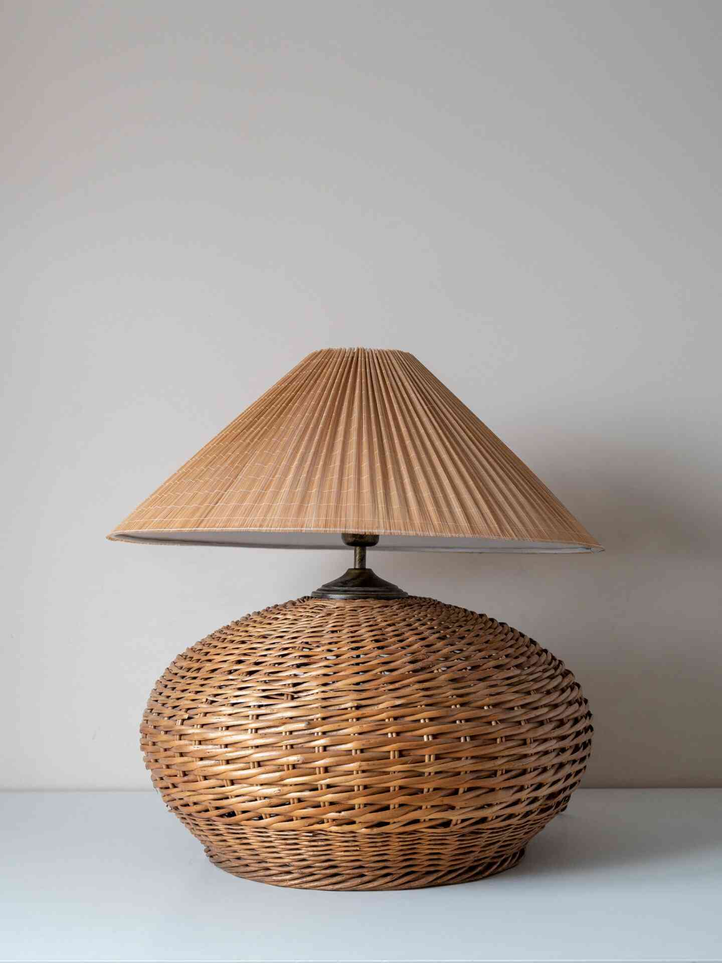 Лампа с плетеным основанием