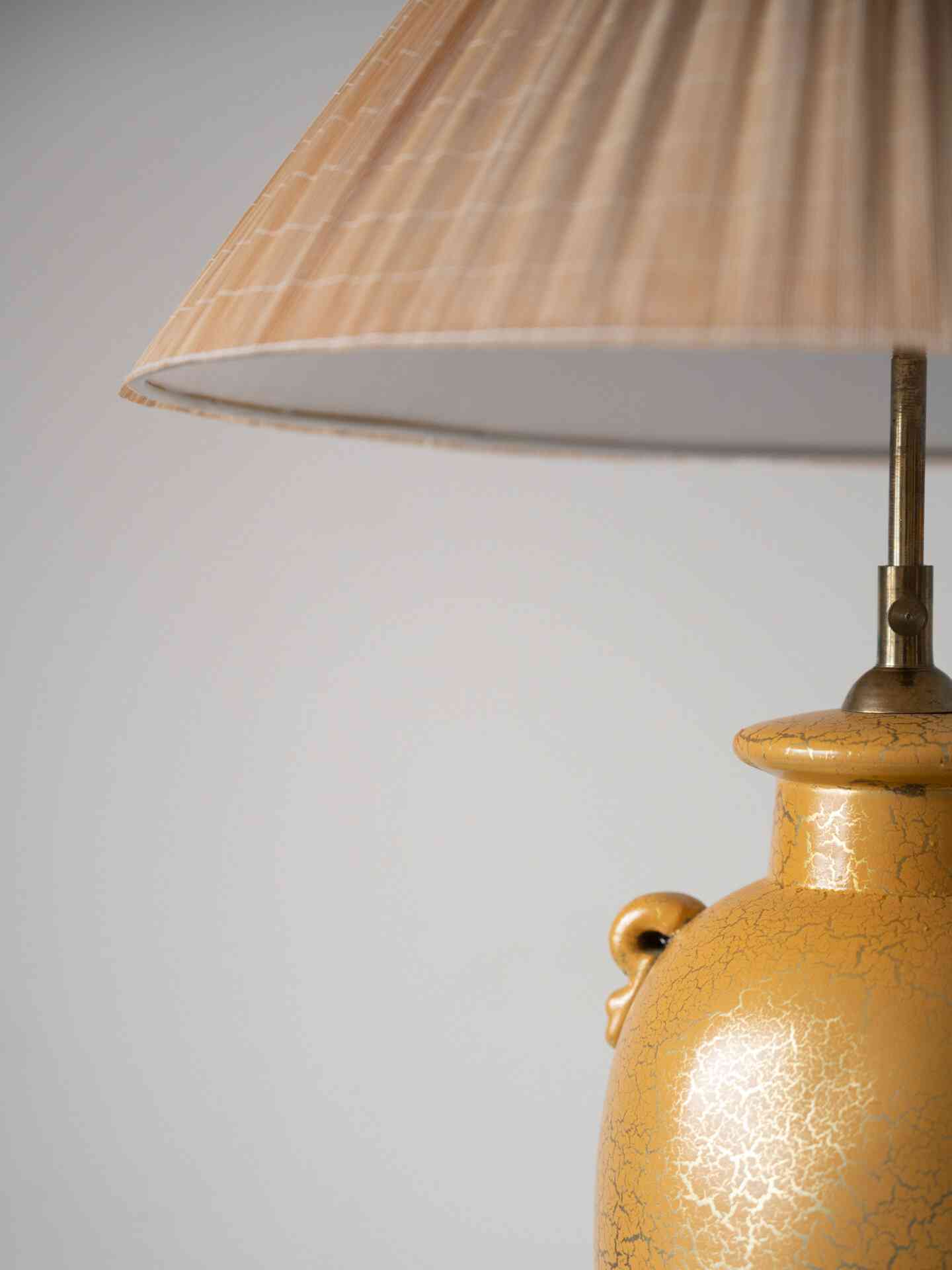 Лампа с вьетнамским абажуром