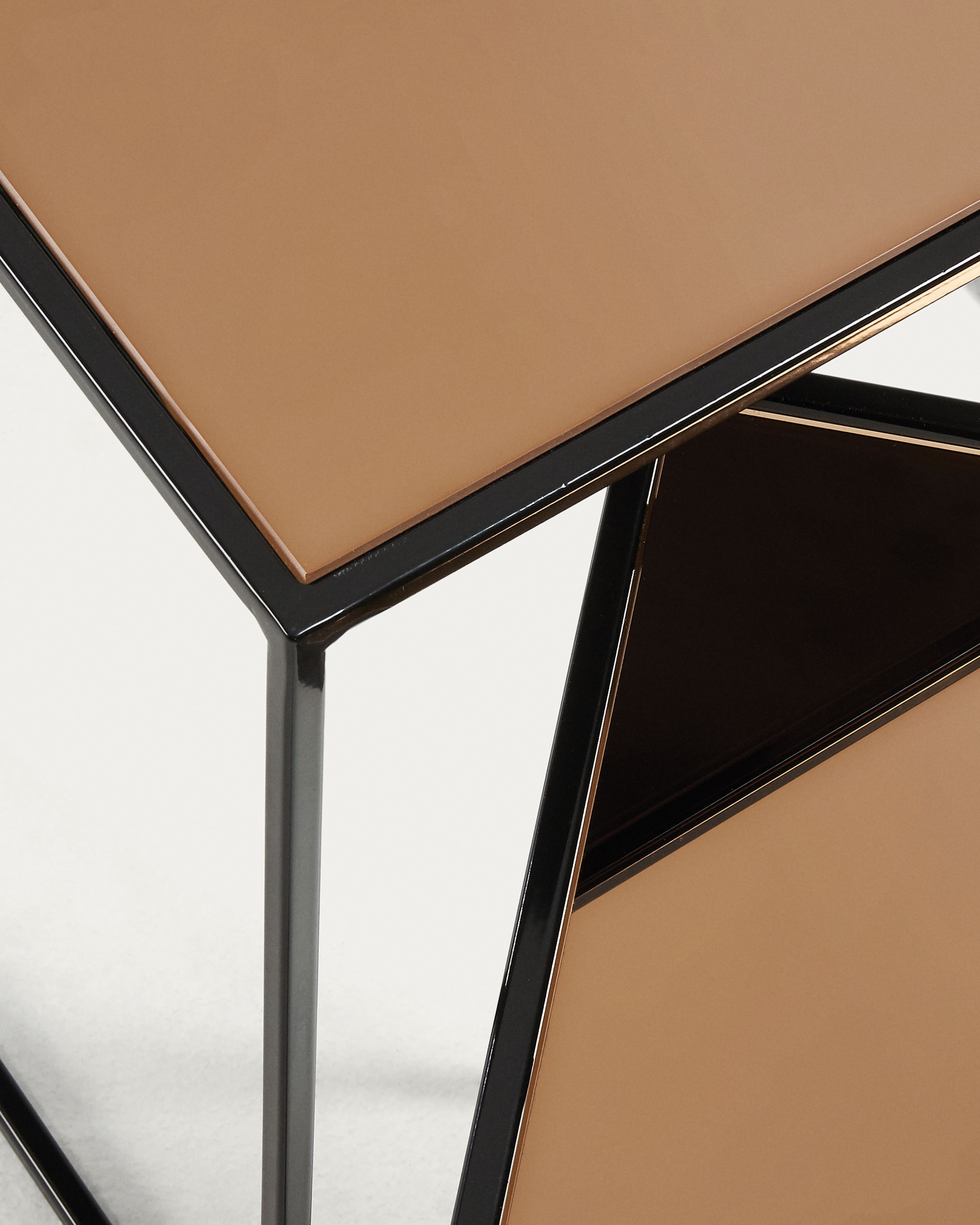 Набор из 2 приставных столов Sute с золотой зеркальной столешницей и металлической структурой. 14