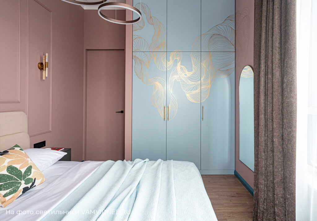 шкаф с золотым узором в спальню, спальня в розовом цвете, интерьер спальни от дизайнера интерьера Ирины Калязиной