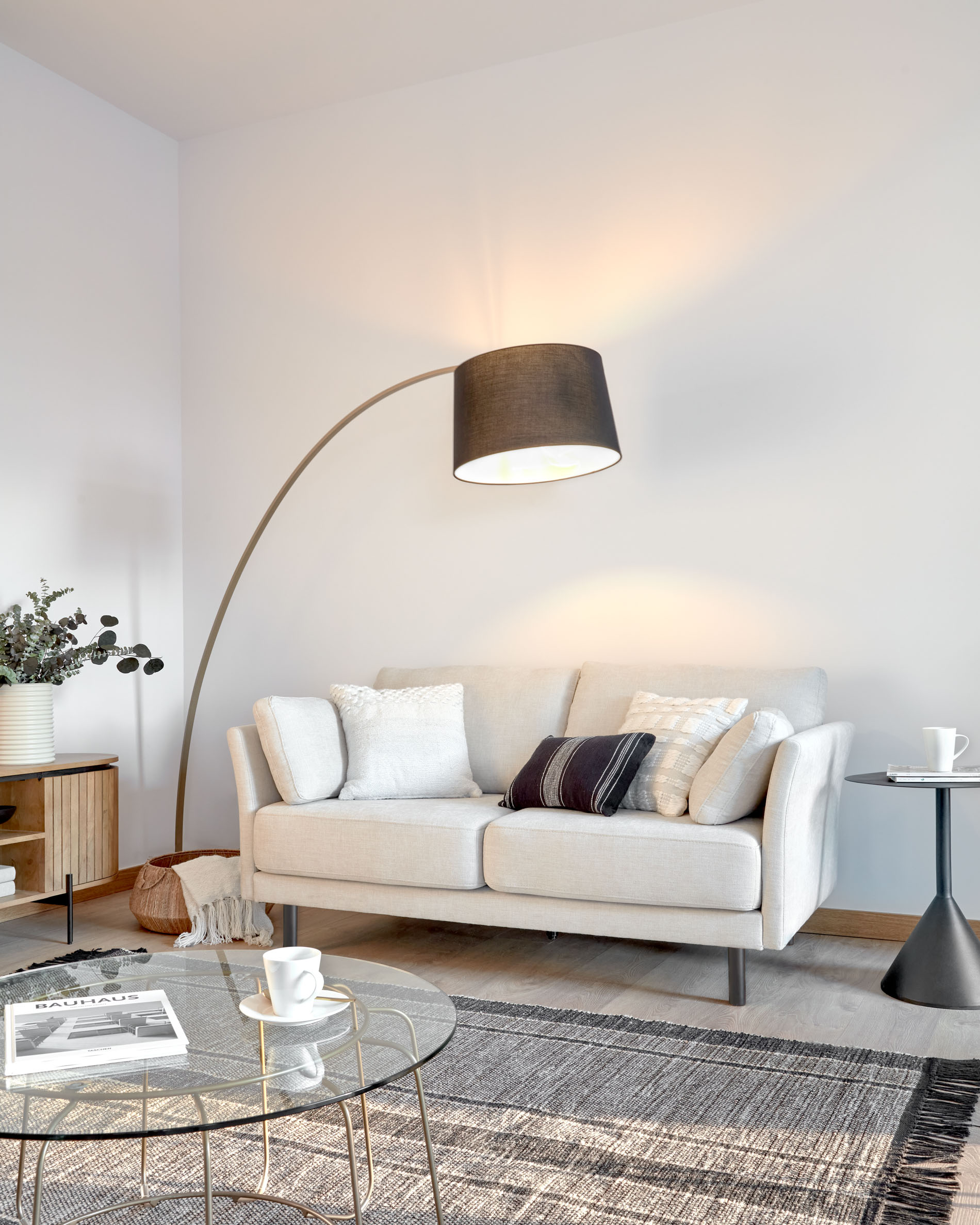 Торшер из металла золотого цвета и черного мрамора VAMVIDNEE VV1028163 3 Торшер из металла золотого цвета и черного мрамора VAMVIDNEE VV1028163 — изображение 3