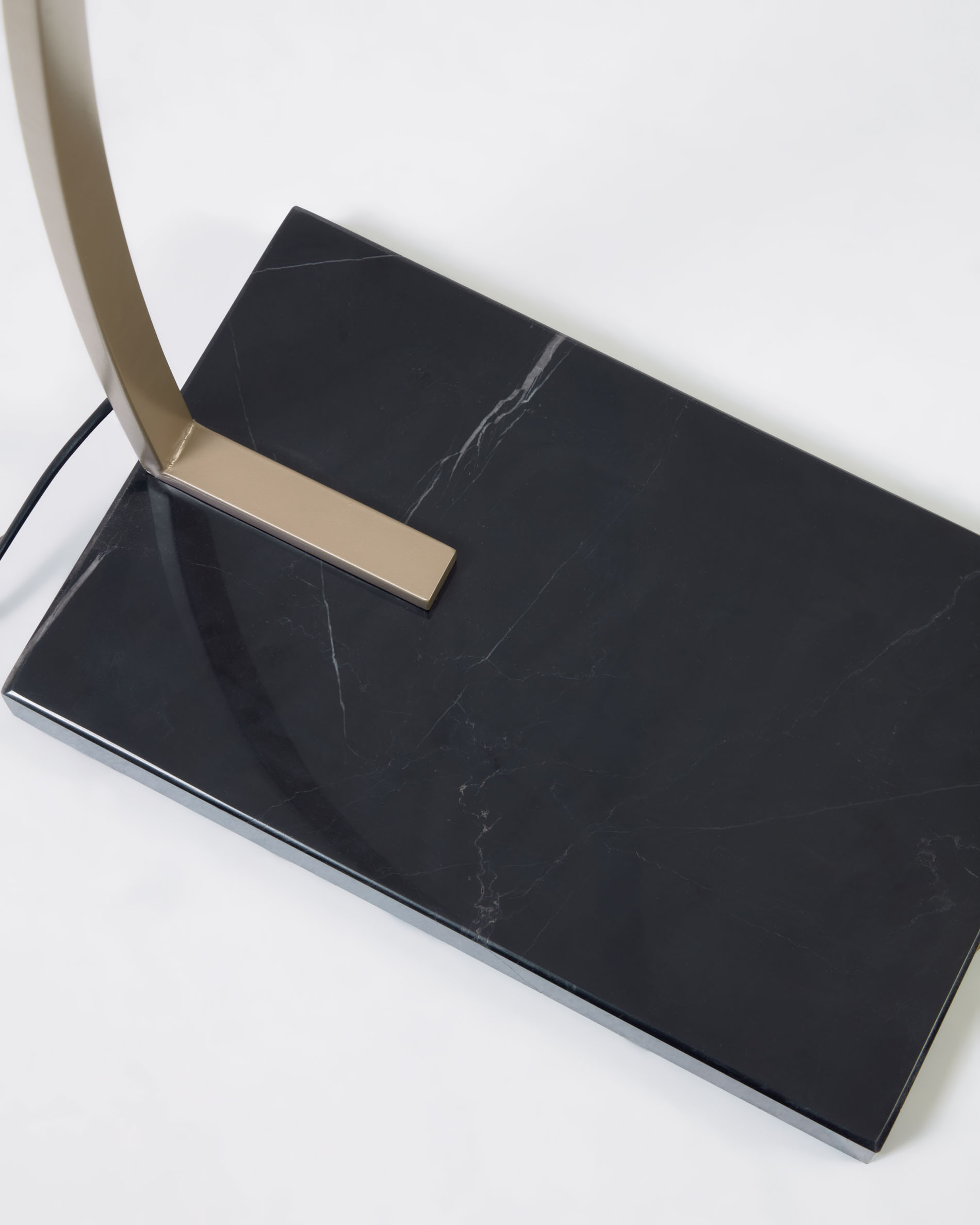 Торшер из металла золотого цвета и черного мрамора VAMVIDNEE VV1028163 7 Торшер из металла золотого цвета и черного мрамора VAMVIDNEE VV1028163 — изображение 7