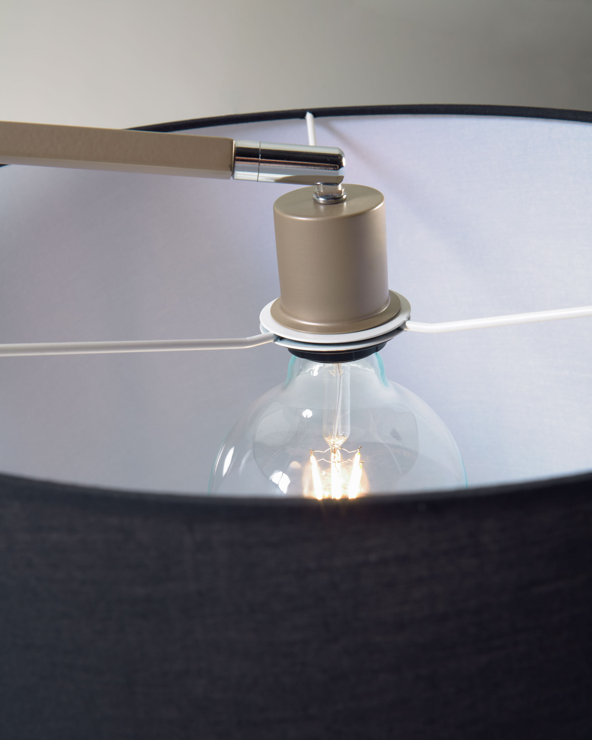 Торшер из металла золотого цвета и черного мрамора VAMVIDNEE VV1028163 8 Торшер из металла золотого цвета и черного мрамора VAMVIDNEE VV1028163 — изображение 8