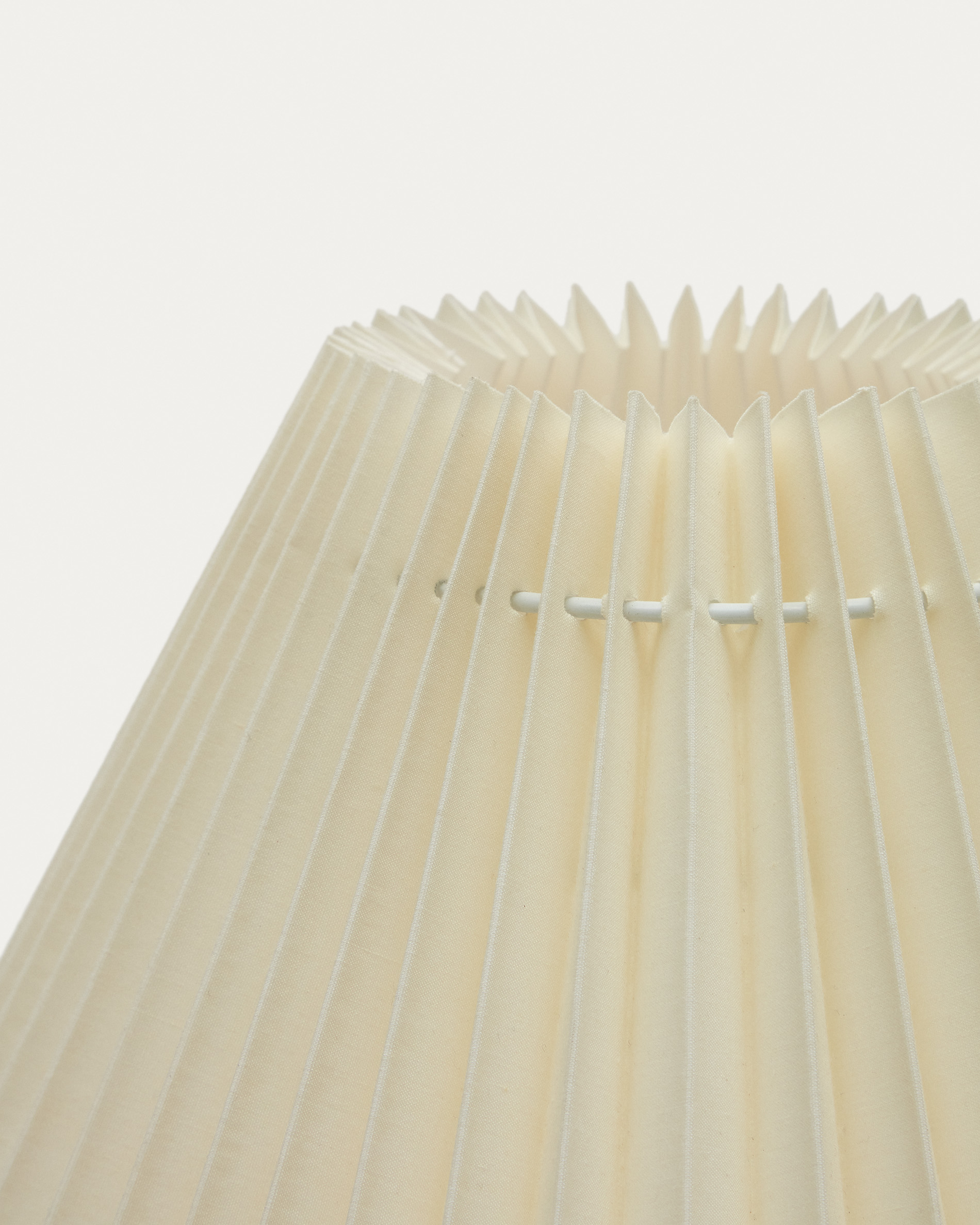 Настольная лампа из натурального дерева и бежевым абажуром VAMVIDNEE VV1028424 8 Настольная лампа из натурального дерева и бежевым абажуром VAMVIDNEE VV1028424 — изображение 8