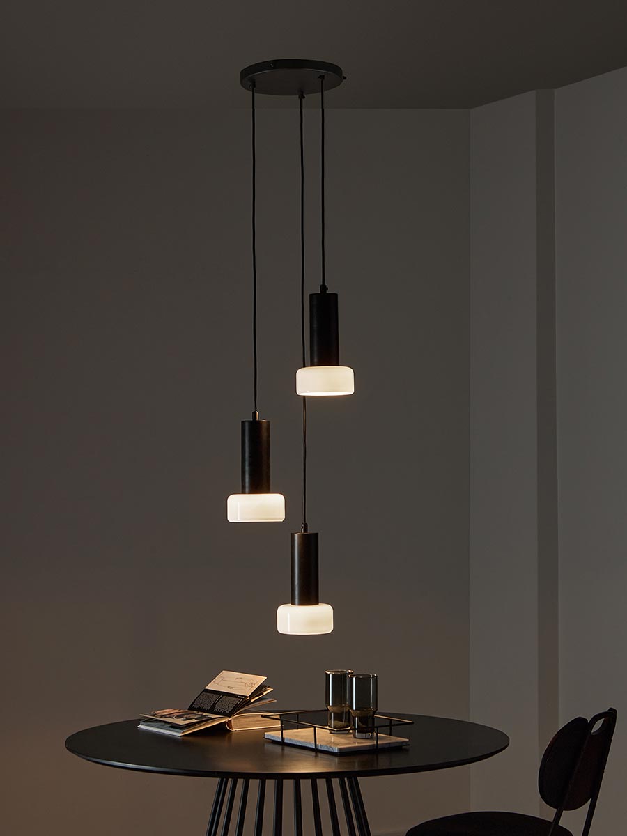 Светильник подвесной каскадный х см плафона белый/черный VAMVIDNEE VV1028749 3 Светильник подвесной каскадный х см плафона белый/черный VAMVIDNEE VV1028749 — изображение 3